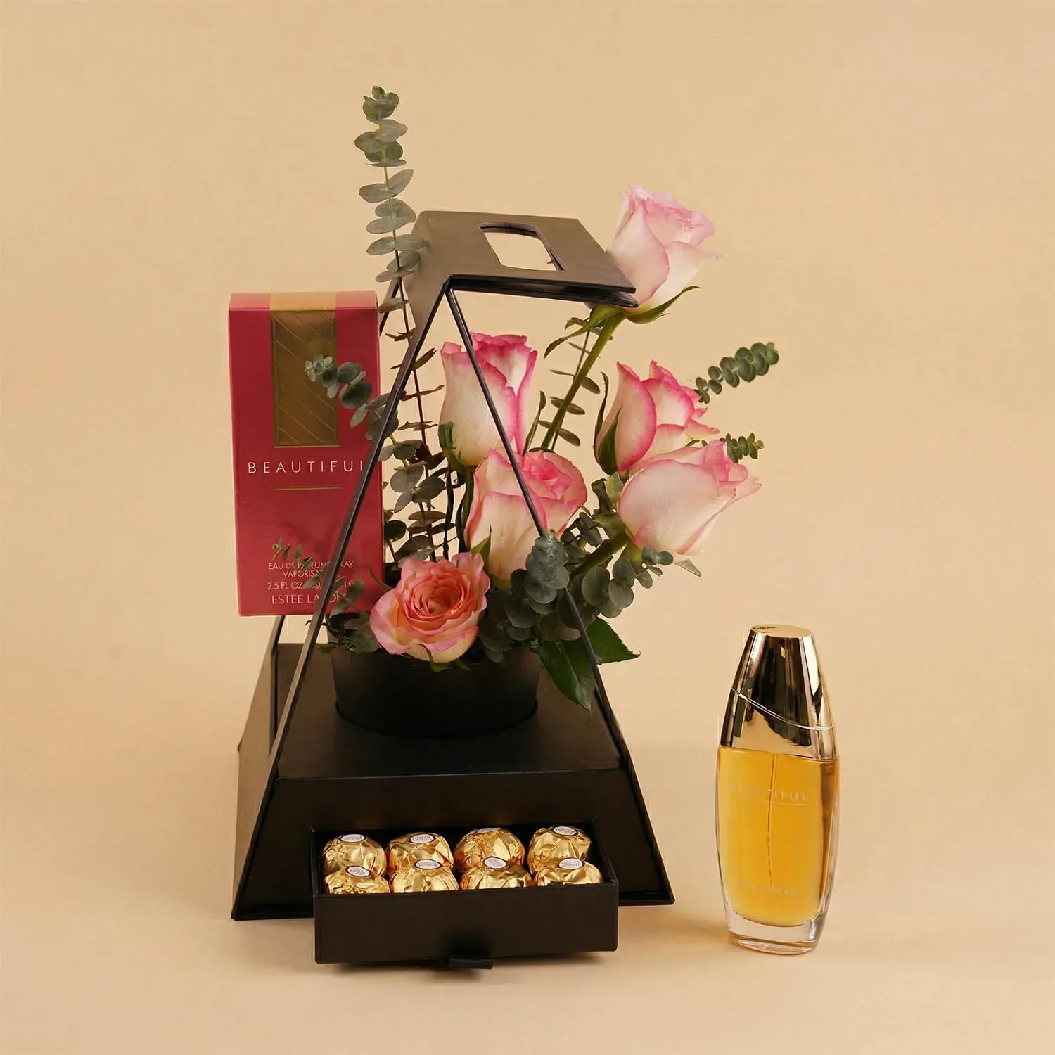 تنسيق ورد مع شوكولاتة وعطر