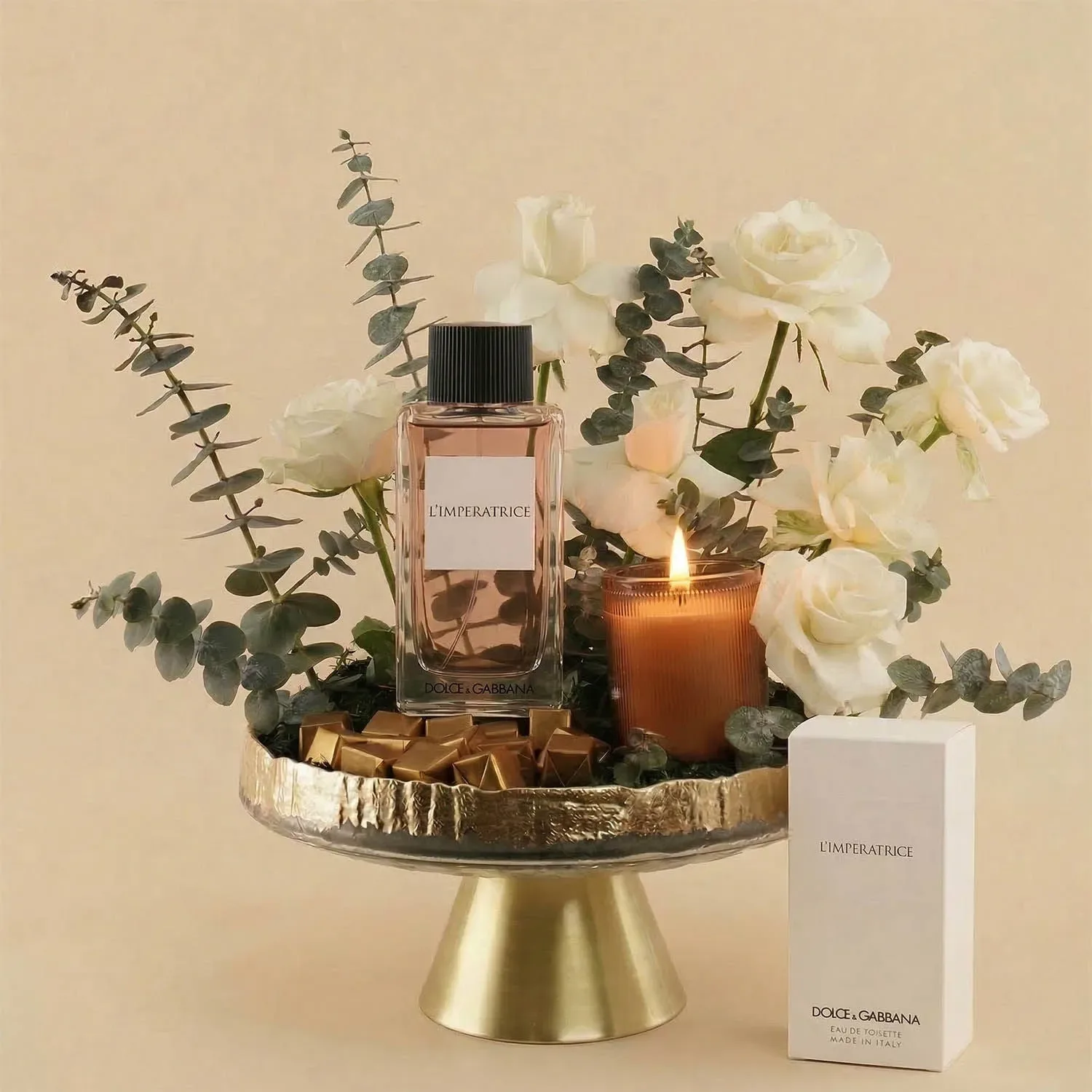 عطر فاخر مع الورد والشموع