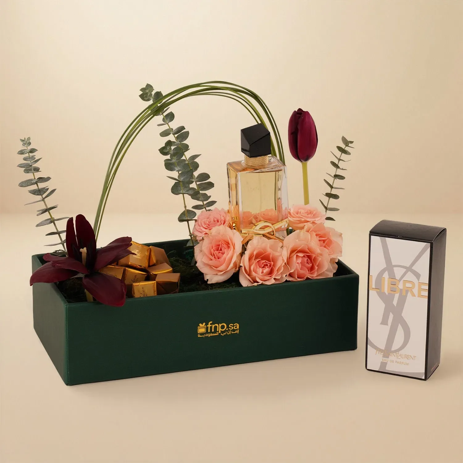 تنسيق ورد مع شوكولاتة وعطر