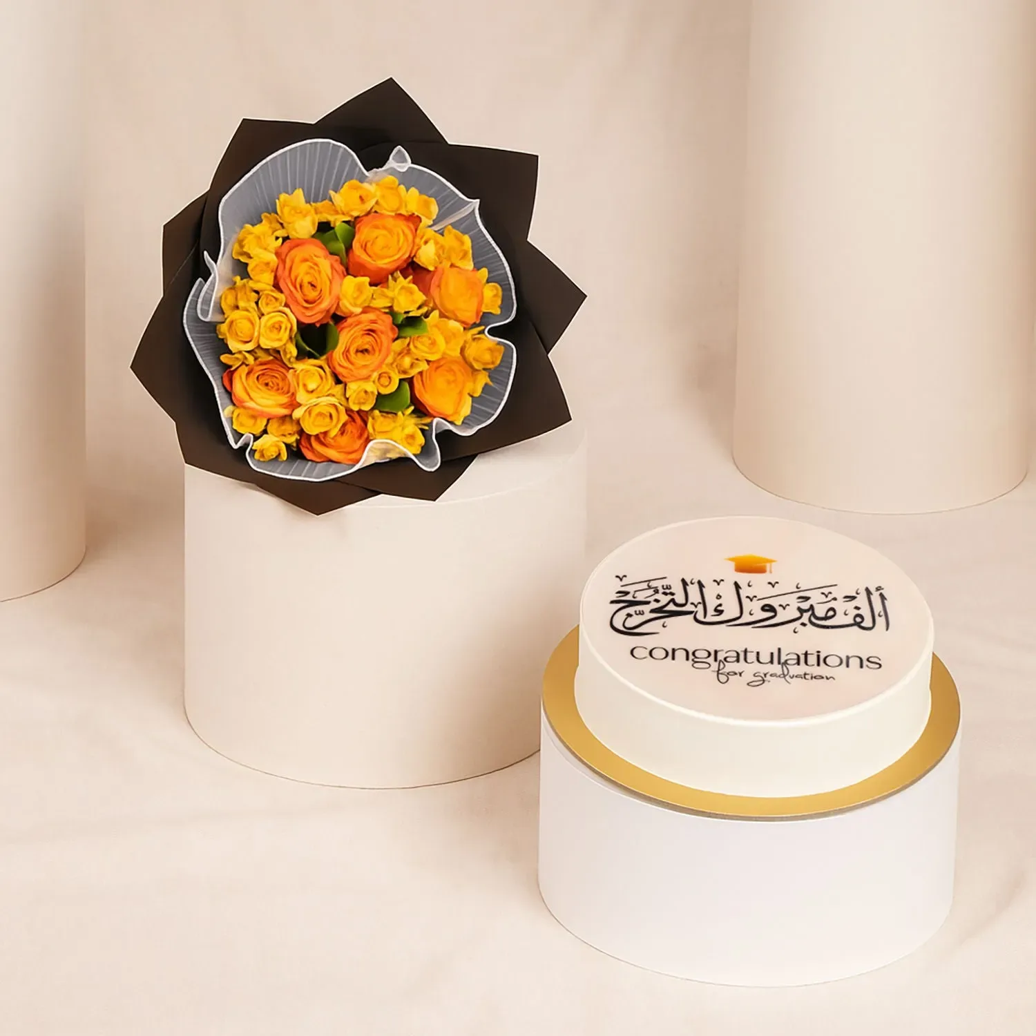 باقة ورد أصفر وبرتقالي مع كيكة