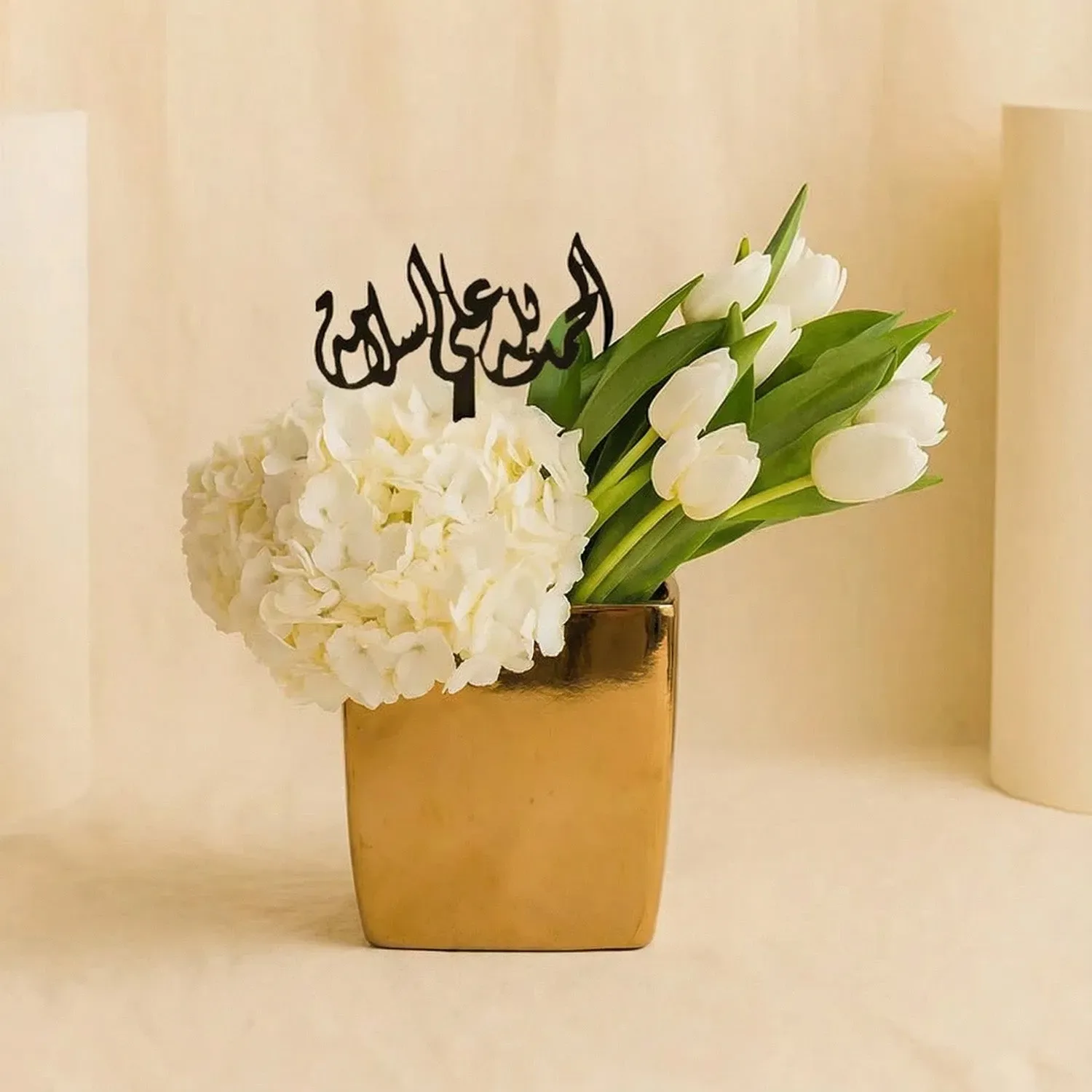 تنسيق ورد في مزهرية توليب ذهبي