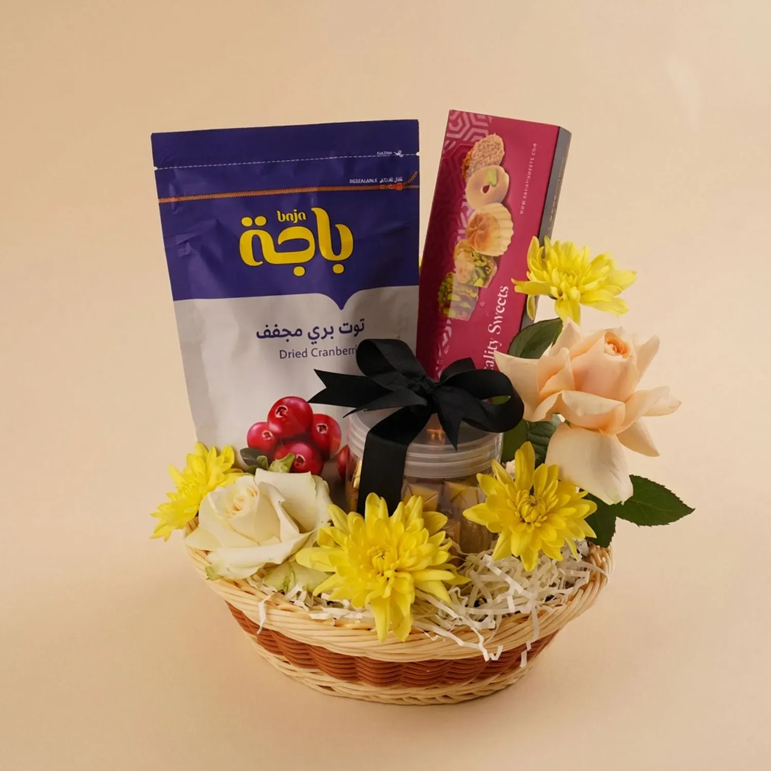 سلة هدايا مع حلويات