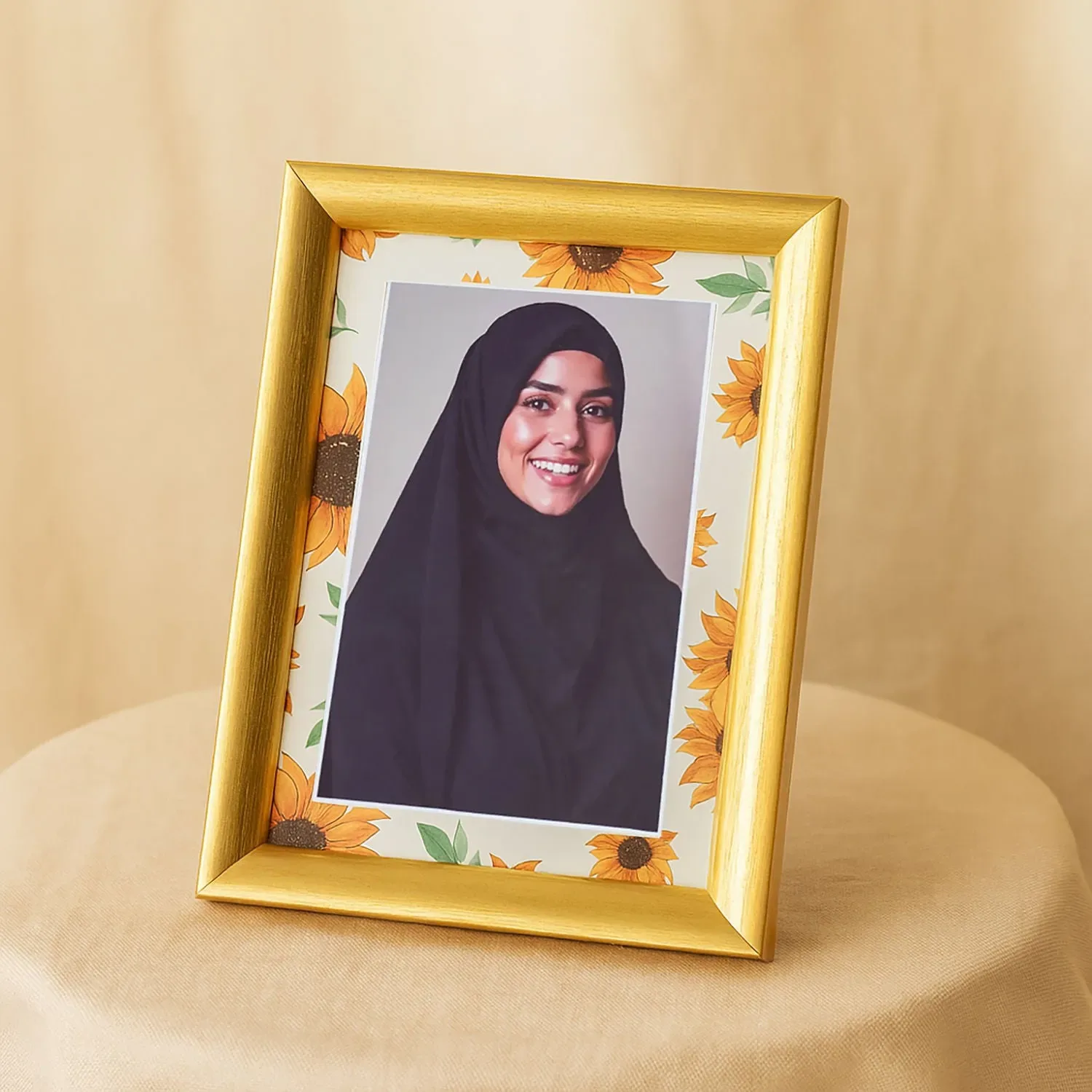 إطار صور ذهبي مزخرف